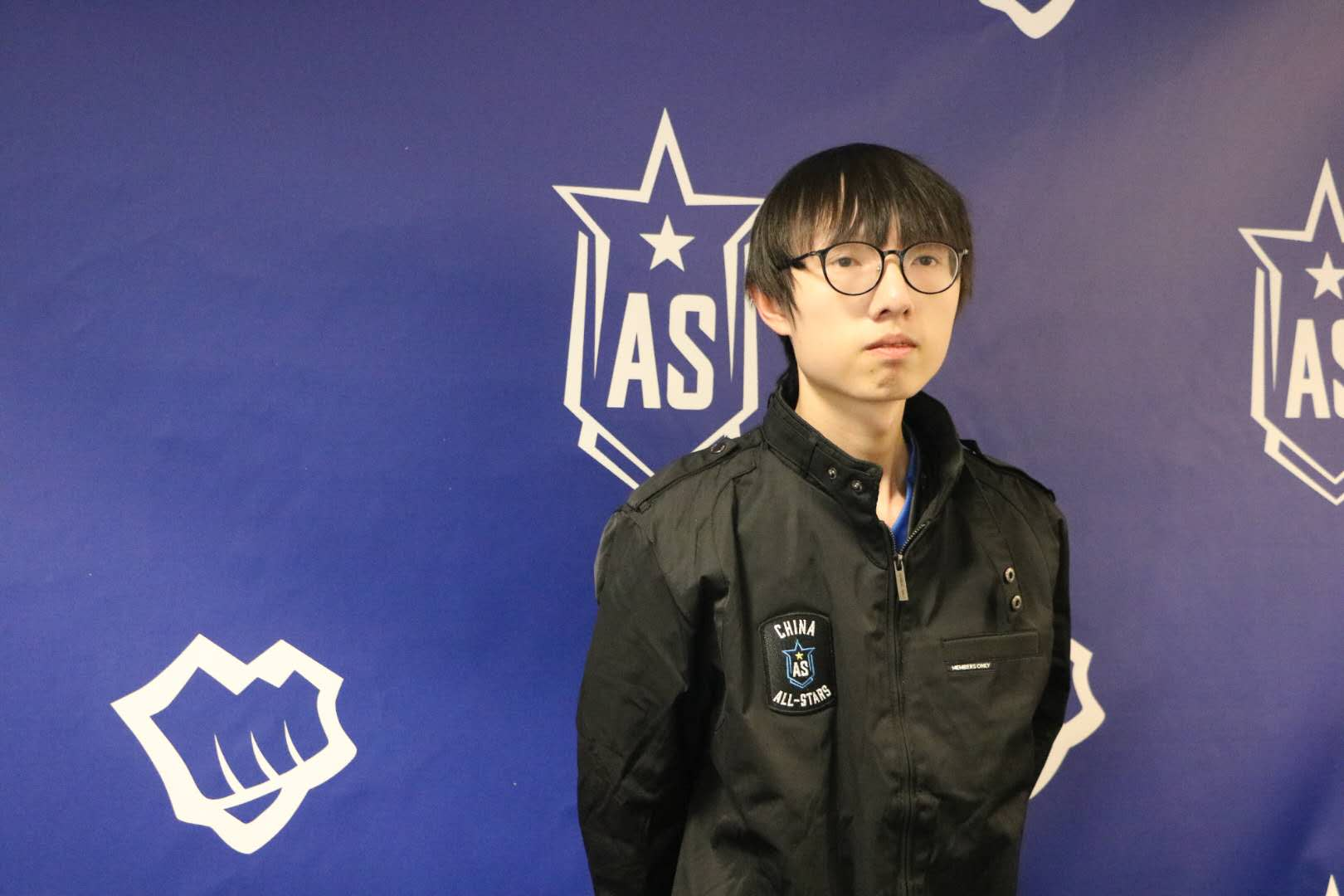 九游娱乐app西亚卡姆回归赛场，精彩发挥首场状态亮眼，RNG观众沸腾！的简单介绍